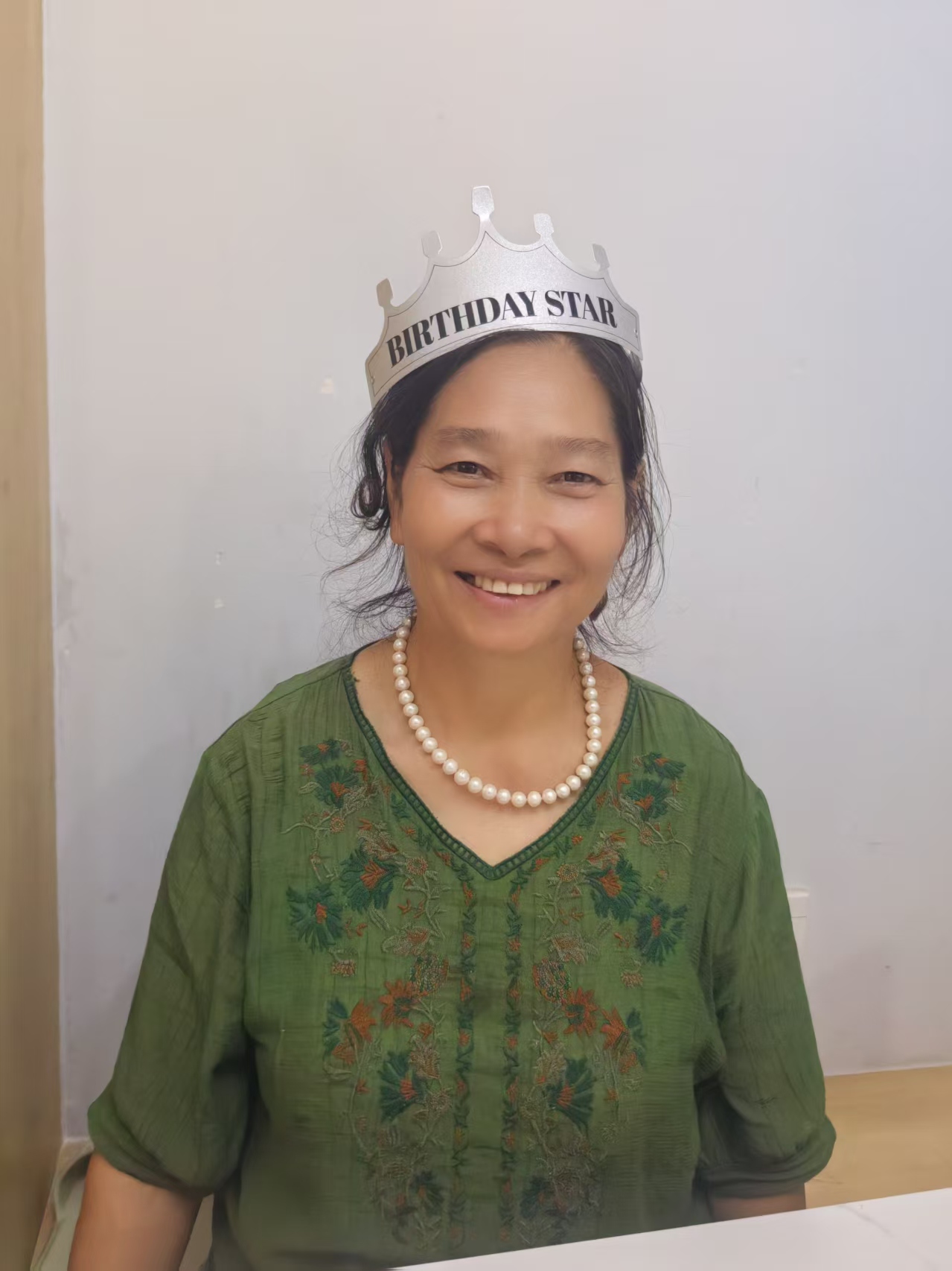 妈妈戴生日皇冠微笑的照片